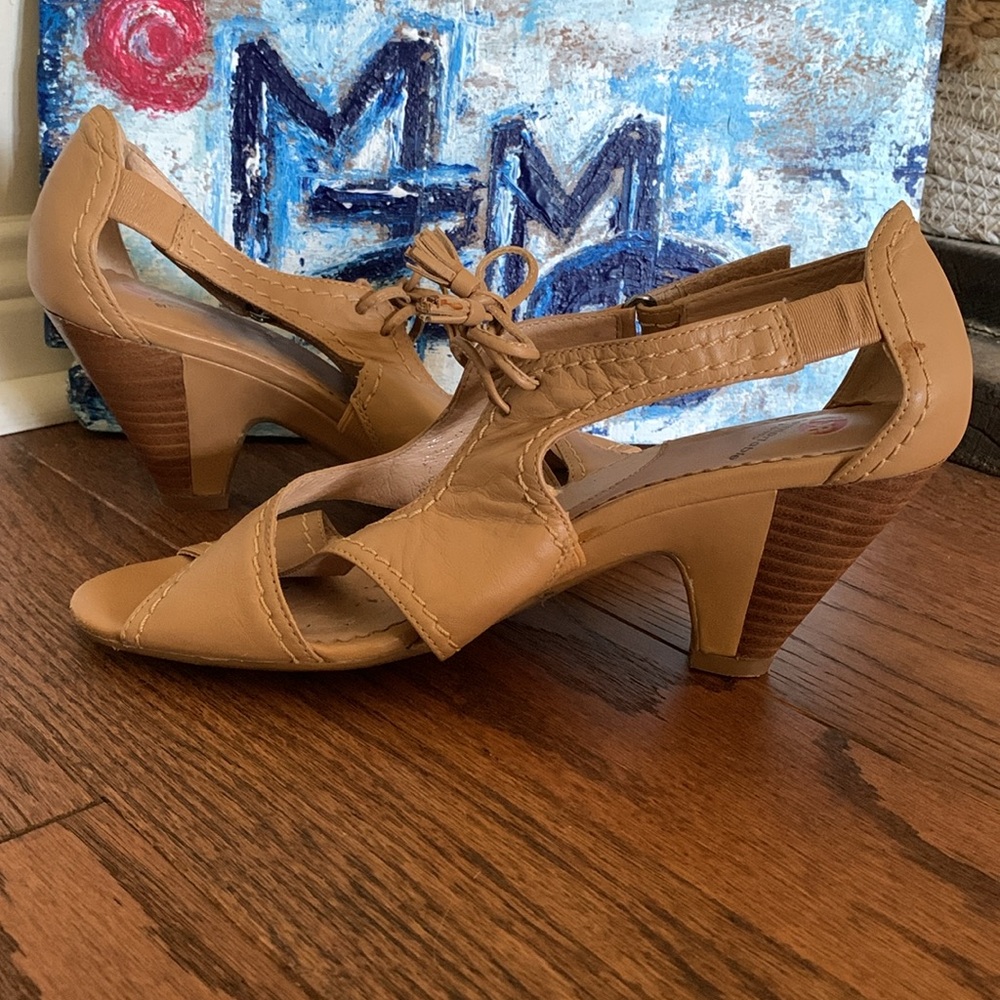 be Comfortable Blondo Heeled Sandals Tan Leather Peep Toe Sz 8M - Picture 12 of 16